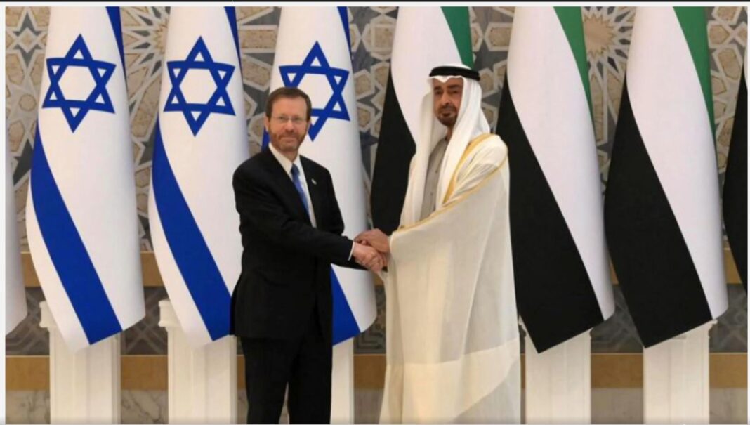 Un consortium israélo-émirati pour construire un pipeline entre la mer Rouge et la Méditerranée Le 22 septembre dernier, le premier ministre israélien, Benyamin Netanyahou, intervenait à la tribune de l’Assemblée générale des Nations unies. Après s’être dit « convaincu que nous ne devons pas donner aux Palestiniens un droit de veto sur les nouveaux traités de paix susceptibles d’être conclus entre Israël et les États arabes », le chef du gouvernement israélien d’extrême droite se réjouissait publiquement. « Lors de la conférence du G20, le président Biden, le premier ministre Modi et des dirigeants européens et arabes ont annoncé un projet visionnaire de couloir qui s’étendra de la péninsule arabe à Israël. » Brandissant une carte baptisée « nouveau Moyen-Orient », il traçait alors au marqueur rouge une ligne partant de l’Asie, passant par Israël et se terminant en Europe. « Nous ne ferons pas que faire disparaître les barrières entre Israël et nos voisins, s’écriaitil. Nous construirons ensemble un nouveau corridor de paix et de prospérité, qui connectera l’Asie à l’Europe en passant par les EAU, l’Arabie saoudite, la Jordanie et Israël. C’est un changement extraordinaire, c’est un changement monumental, c’est un autre tournant dans l’Histoire. » De l’État de Palestine, il n’en est évidemment pas question.