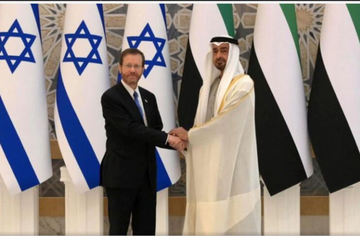Un consortium israélo-émirati pour construire un pipeline entre la mer Rouge et la Méditerranée Le 22 septembre dernier, le premier ministre israélien, Benyamin Netanyahou, intervenait à la tribune de l’Assemblée générale des Nations unies. Après s’être dit « convaincu que nous ne devons pas donner aux Palestiniens un droit de veto sur les nouveaux traités de paix susceptibles d’être conclus entre Israël et les États arabes », le chef du gouvernement israélien d’extrême droite se réjouissait publiquement. « Lors de la conférence du G20, le président Biden, le premier ministre Modi et des dirigeants européens et arabes ont annoncé un projet visionnaire de couloir qui s’étendra de la péninsule arabe à Israël. » Brandissant une carte baptisée « nouveau Moyen-Orient », il traçait alors au marqueur rouge une ligne partant de l’Asie, passant par Israël et se terminant en Europe. « Nous ne ferons pas que faire disparaître les barrières entre Israël et nos voisins, s’écriaitil. Nous construirons ensemble un nouveau corridor de paix et de prospérité, qui connectera l’Asie à l’Europe en passant par les EAU, l’Arabie saoudite, la Jordanie et Israël. C’est un changement extraordinaire, c’est un changement monumental, c’est un autre tournant dans l’Histoire. » De l’État de Palestine, il n’en est évidemment pas question.