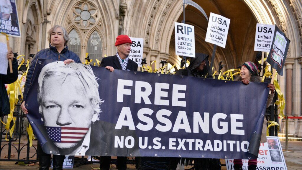 Extraordinary support at court in London for #DayX. This is what it looked like when I walked out when we broke for lunch. Tomorrow after day 2 of the arguments we will march from court to Downing Street. #FreeAssangeNOW