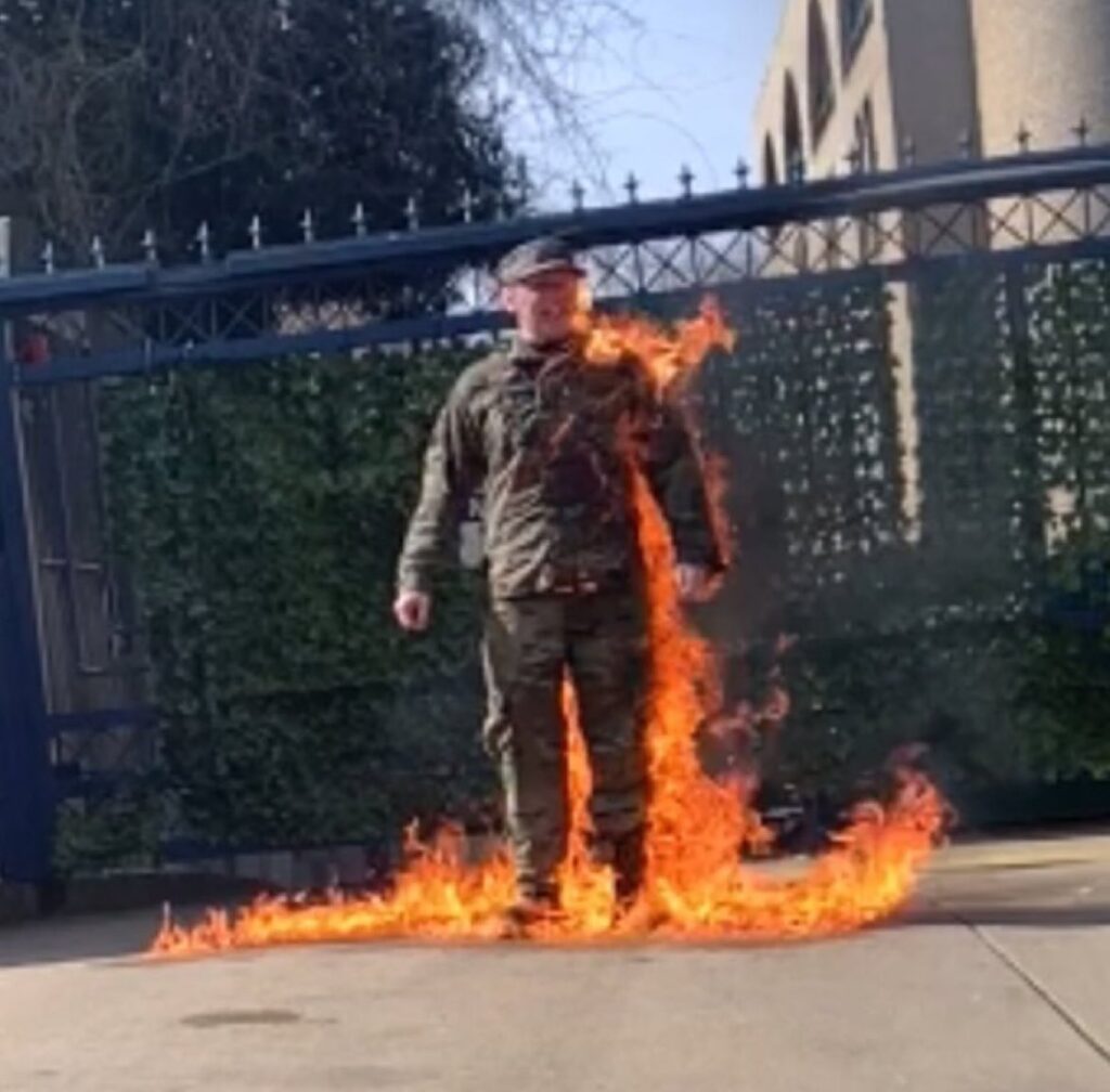 Un soldat américain s’immole par le feu devant l’ambassade israélienne aux États-Unis à Washington, DC. Il se présente comme « un membre en service actif de l’US Air Force et je ne serai plus complice du génocide ». Après l’allumage, il crie à plusieurs reprises « Palestine libre ».