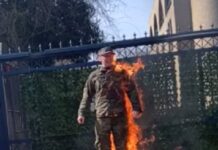 Un soldat américain s’immole par le feu devant l’ambassade israélienne aux États-Unis à Washington Un soldat américain s’immole par le feu devant l’ambassade israélienne aux États-Unis à Washington, DC. Il se présente comme « un membre en service actif de l’US Air Force et je ne serai plus complice du génocide ». Après l’allumage, il crie à plusieurs reprises « Palestine libre ».