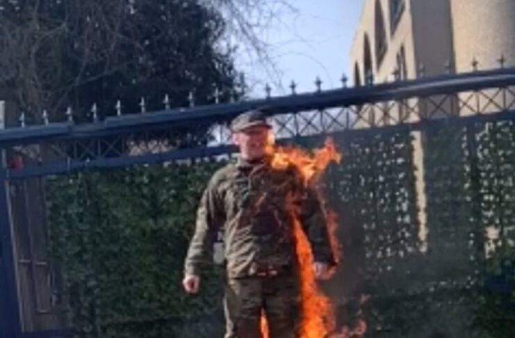 Un soldat américain s’immole par le feu devant l’ambassade israélienne aux États-Unis à Washington, DC. Il se présente comme « un membre en service actif de l’US Air Force et je ne serai plus complice du génocide ». Après l’allumage, il crie à plusieurs reprises « Palestine libre ».
