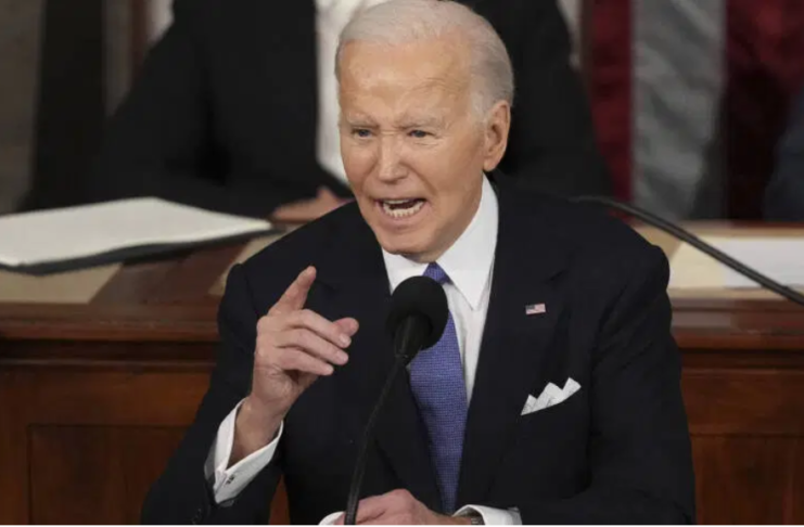 Mauvaise nouvelle pour Joe Biden? Un mouvement politique américain a annoncé vendredi son intention de présenter un candidat indépendant, ce qui, selon les démocrates, pourrait diviser leur base d'électeurs, avant la présidentielle de novembre qui devrait voir s'affronter Joe Biden et le républicain Donald Trump. Une organisation centriste nommée "No Labels" ("Pas d'étiquettes"), se décrivant comme un "mouvement national d'Américains de bon sens", a déclaré qu'elle entamerait un processus de sélection de son candidat la semaine prochaine. "No Labels" n'a pour l'instant donné le nom d'aucun candidat potentiel et les médias américains ont rapporté que plusieurs hommes politiques liés au mouvement avaient renoncé à se présenter. Les démocrates ont toutefois exprimé, en catimini, la crainte que "No Labels" ne détourne les électeurs indécis de Joe Biden, ce qui pourrait profiter au rival Donald Trump.
