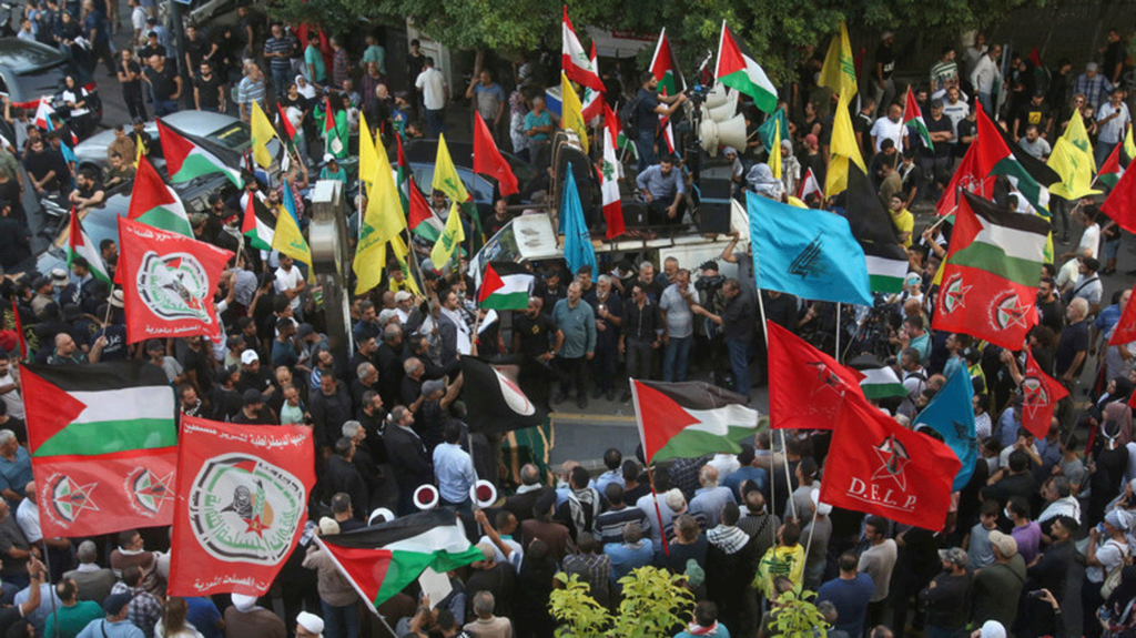 Selon ces sources au sein des mouvements islamistes palestiniens du Hamas et du Djihad islamique, des dirigeants de ces deux organisations, ainsi que du Front populaire de libération de la Palestine (FPLP, marxiste), ont tenu « la semaine dernière » une « réunion importante » avec des cadres des Houthis. Au cours de cette réunion, dont le lieu et les participants précis n’ont pas été révélés, les dirigeants de ces factions ont discuté des « mécanismes de coordination de leurs actions de résistance en qui concerne la prochaine étape » de la guerre en cours entre Israël et le Hamas, selon ces sources. Les factions palestiniennes et les Houthis ont aussi discuté d’une possible opération israélienne à Rafah, dernier grand bastion du Hamas dans le sud de la bande de Gaza où s’entassent, selon l’ONU, 1,5 million de personnes la majorité déplacée par les combats, ajoutent ces sources. Lors de cette rencontre avec les factions palestiniennes, les Houthistes ont « confirmé qu’ils poursuivraient leurs opérations en mer Rouge » afin de « soutenir la résistance palestinienne ».