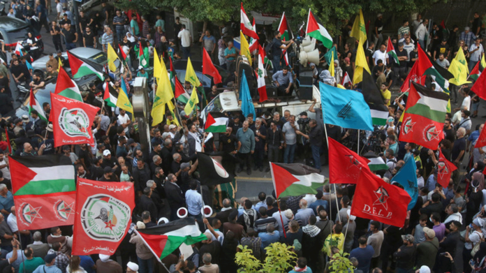 Selon ces sources au sein des mouvements islamistes palestiniens du Hamas et du Djihad islamique, des dirigeants de ces deux organisations, ainsi que du Front populaire de libération de la Palestine (FPLP, marxiste), ont tenu « la semaine dernière » une « réunion importante » avec des cadres des Houthis. Au cours de cette réunion, dont le lieu et les participants précis n’ont pas été révélés, les dirigeants de ces factions ont discuté des « mécanismes de coordination de leurs actions de résistance en qui concerne la prochaine étape » de la guerre en cours entre Israël et le Hamas, selon ces sources. Les factions palestiniennes et les Houthis ont aussi discuté d’une possible opération israélienne à Rafah, dernier grand bastion du Hamas dans le sud de la bande de Gaza où s’entassent, selon l’ONU, 1,5 million de personnes la majorité déplacée par les combats, ajoutent ces sources. Lors de cette rencontre avec les factions palestiniennes, les Houthistes ont « confirmé qu’ils poursuivraient leurs opérations en mer Rouge » afin de « soutenir la résistance palestinienne ».
