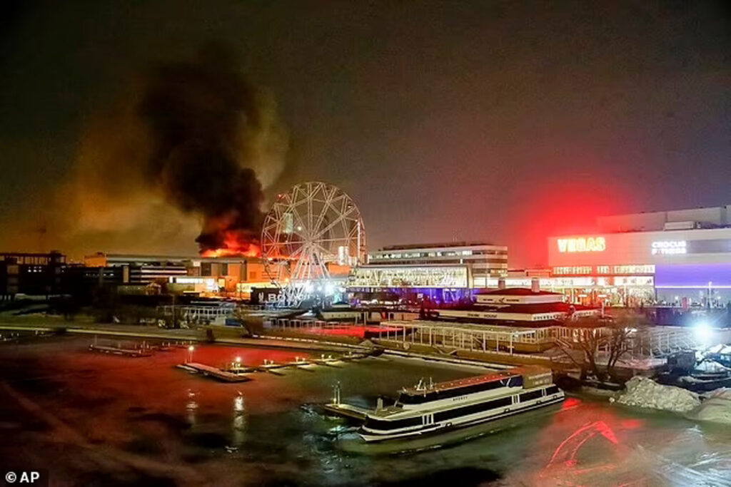 Des hommes armés ont ouvert le feu ce 22 mars au Crocus City Hall, un centre commercial situé dans la banlieue ouest de la capitale russe.