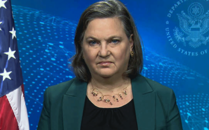 WASHINGTON, le 5 mars (Reuters) - Victoria Nuland, la diplomate américaine de troisième rang connue pour son soutien indéfectible à l'Ukraine dans sa guerre contre la Russie, il quittera ses fonctions de sous-secrétaire d'État aux affaires politiques dans les prochaines semaines, a annoncé mardi le département d'État. Nuland sera remplacé à titre intérimaire par John Bass, sous-secrétaire d'État à la gestion, a déclaré le secrétaire d'État Antony Blinken dans un communiqué dans lequel il a chaleureusement félicité Nuland, diplomate de carrière qui a auparavant été porte-parole du département, haut diplomate pour l'Europe et ambassadeur auprès de l'OTAN. "C'est le leadership de Toria sur l'Ukraine que les diplomates et les étudiants en politique étrangère étudieront pour les années à venir", a déclaré Blinken dans un communiqué, faisant allusion au soutien de Nuland à l'Ukraine, en particulier depuis l'invasion de la Russie en 2022. "Ses efforts ont été indispensables pour faire face (Le président russe Vladimir) à l'invasion à grande échelle de l'Ukraine par Poutine, mobilisant une coalition mondiale pour assurer son échec stratégique", a ajouté Blinken. La Maison Blanche n'a pas immédiatement répondu à une demande de commentaire sur qui pourrait être nommé au poste sur une base permanente.