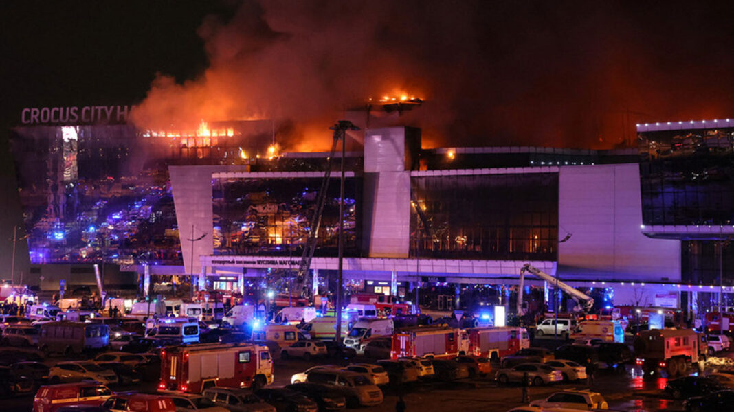 Des hommes armés ont ouvert le feu ce 22 mars au Crocus City Hall, un centre commercial situé dans la banlieue ouest de la capitale russe.