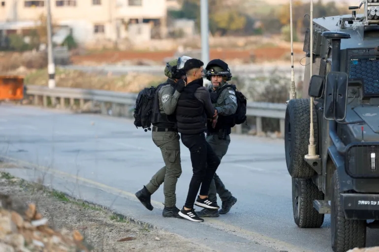 Agressivité continue.. L'occupation a arrêté 8 165 Palestiniens en Cisjordanie et à Jérusalem depuis le 7 octobre
La Prisoners and Editors Affairs Authority et le Palestinian Prisoner Club confirment que le nombre d'arrestations effectuées par l'occupation israélienne "armée", depuis le déclenchement de l'inondation d'Al-Aqsa, en Cisjordanie et à Jérusalem occupée, a augmenté à plus de 8 165 détenus.
