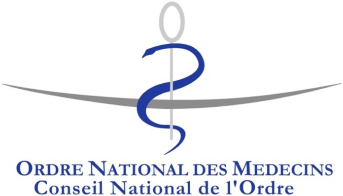 La Cour des comptes épingle l'Ordre des médecins dans un rapport ; "comptabilité insincère", "rémunérations déguisées"... , la Cour dénonce une comptabilité "insincère", des "approximations, manques, erreurs" et "écritures délibérément faussées". Par exemple, l'aménageur du nouveau siège de l'Ordre, dans le XVIIe arrondissement de Paris, "a perçu 8,8 millions" d'euros entre 2016 et 2018, loin du devis initial, de 4,9 millions. Pour l'Ordre, ce décalage s'explique notamment par la remise en cause de "l'expertise initiale en matière d'amiante", au "fur et à mesure de l'avancée du chantier". ou encore le recrutement de parents d'élus de l'Ordre font également partie des éléments soulevés par la Cour. "La gestion de l'institution est plus saine aujourd'hui qu'elle ne l'était hier", a assuré l'Ordre, engagé "depuis 2013" dans "un processus de modernisation".