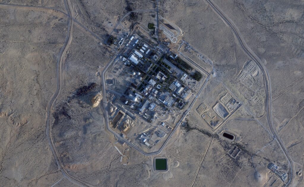 UNE CENTRALE NUCLÉAIRE ISRAÉLIENNE ENDOMMAGÉE PAR L'ATTAQUE DE L'IRAN

Les images satellite montrent au moins un blessé dans l'enceinte d'une installation de réacteur nucléaire à Dimona, et deux autres blessés ont été signalés à proximité.

Les rapports des médias israéliens locaux suggèrent que le complexe nucléaire de Dimona pourrait avoir subi des dommages à la suite d'une attaque provenant de l'Iran.

En outre, la publication a souligné des incohérences entre les récits officiels et les preuves visuelles, faisant état de blessures non seulement au réacteur de Dimona mais également dans deux bases aériennes de la région du Néguev.