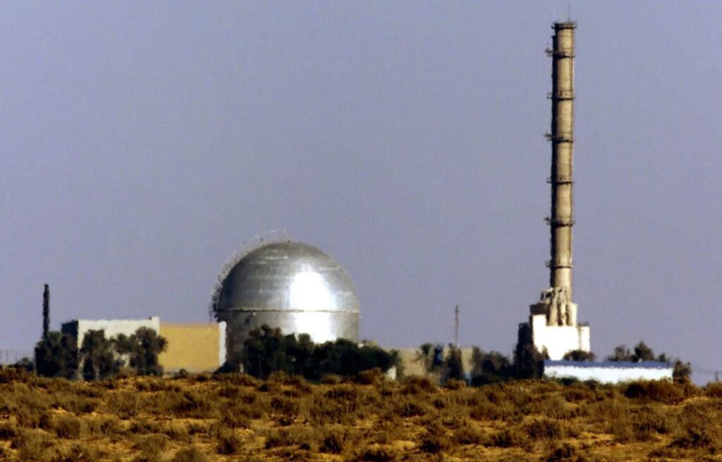 UNE CENTRALE NUCLÉAIRE ISRAÉLIENNE ENDOMMAGÉE PAR L'ATTAQUE DE L'IRAN

Les images satellite montrent au moins un blessé dans l'enceinte d'une installation de réacteur nucléaire à Dimona, et deux autres blessés ont été signalés à proximité.

Les rapports des médias israéliens locaux suggèrent que le complexe nucléaire de Dimona pourrait avoir subi des dommages à la suite d'une attaque provenant de l'Iran.

En outre, la publication a souligné des incohérences entre les récits officiels et les preuves visuelles, faisant état de blessures non seulement au réacteur de Dimona mais également dans deux bases aériennes de la région du Néguev.