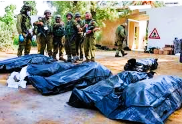 Le directeur du cimetière militaire du Mont Herzl, David Oren Baruch a déclaré : Nous traversons actuellement une période très difficile. on reçoit un grand nombre de soldats morts au rythme d’un enterrement par heure ou par heure et demie