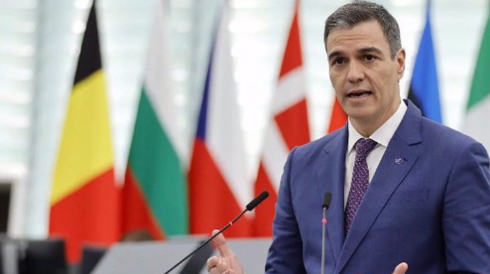 Le Premier ministre espagnol Pedro Sanchez a déclaré que son pays reconnaîtrait l'État palestinien d'ici juillet, selon des informations, quelques jours après avoir rendu public son projet sur les réseaux sociaux.
« Nous devons réfléchir sérieusement à la possibilité de le faire au premier semestre de cette année », a déclaré Sanchez, selon la presse espagnole.
Le Premier ministre espagnol a fait ces remarques dans la capitale jordanienne, Amman, au premier jour de sa tournée régionale qui l'amène en Jordanie, au Qatar et en Arabie Saoudite.
Sanchez estime qu'il y aura bientôt une « masse critique » au sein de l’Union européenne pour pousser les États membres à adopter la même position.
Selon certaines informations, Sanchez, l'un des critiques les plus virulents de la campagne brutale d'Israël à Gaza, a souligné les débats en cours sur la question aux Nations unies.
Le PM espagnol proposera au Parlement de reconnaître l'État palestinien
