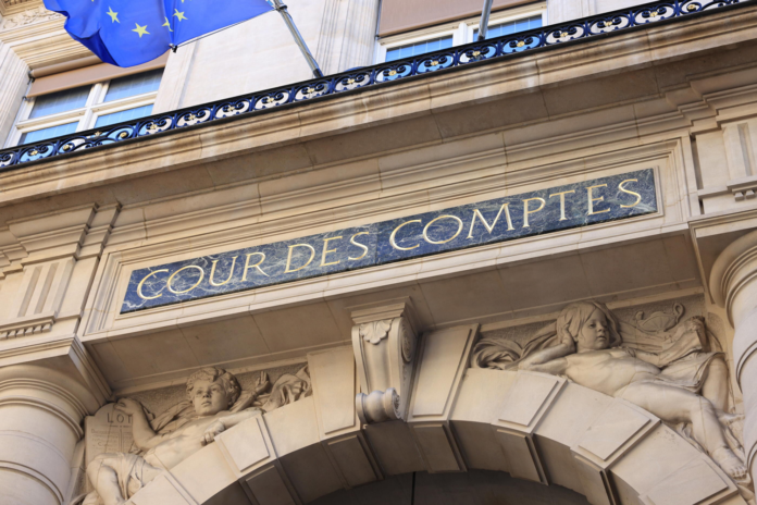 La Cour des comptes épingle l'Ordre des médecins dans un rapport ; "comptabilité insincère", "rémunérations déguisées"... , la Cour dénonce une comptabilité "insincère", des "approximations, manques, erreurs" et "écritures délibérément faussées". Par exemple, l'aménageur du nouveau siège de l'Ordre, dans le XVIIe arrondissement de Paris, "a perçu 8,8 millions" d'euros entre 2016 et 2018, loin du devis initial, de 4,9 millions. Pour l'Ordre, ce décalage s'explique notamment par la remise en cause de "l'expertise initiale en matière d'amiante", au "fur et à mesure de l'avancée du chantier". ou encore le recrutement de parents d'élus de l'Ordre font également partie des éléments soulevés par la Cour. "La gestion de l'institution est plus saine aujourd'hui qu'elle ne l'était hier", a assuré l'Ordre, engagé "depuis 2013" dans "un processus de modernisation".