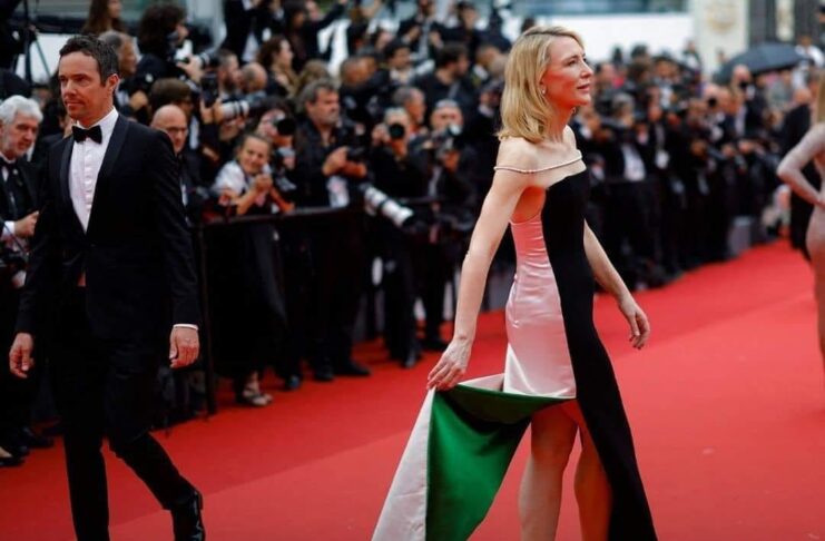 Actrice Cate Blanchett, comment savez-vous, l'un des géants du cinéma mondial et l'une des plus brillantes stars d'Hollywood..! Ce ne sont pas des films terribles..! Et ce n'est pas une longue liste de prix. A Cannes et sur Tapis Rouge, Elle porte une robe aux couleurs du drapeau palestinien ❤️ Rien n'est fait 66 Comment ça va.. Il y a de la force dans le message..! Au nom de la justice, comment une personne peut-elle se baser sur un principe que le principe réellement reçu est indivisible.. ! Khalil Qantara.