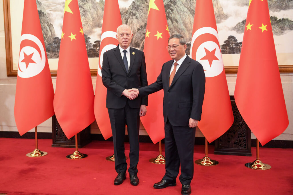 Aujourd'hui, jeudi 30 mai 2024, à Pékin, le Président Kais Saied a rencontré M. Li Qiang, Premier Ministre de la République populaire de Chine.
Cette réunion a porté sur les relations historiques d'amitié et de coopération entre la République tunisienne et la République populaire de Chine et sur les moyens de les renforcer et de les diversifier davantage pour servir l'intérêt commun des deux pays et peuples amis.
Dans ce contexte, les deux parties ont exprimé leur satisfaction pour les liens d'amitié et de partenariat qui les unissent depuis le début des années soixante du siècle dernier, et leur détermination commune à soutenir et à élargir davantage ces relations.
Le Chef de l'Etat a souligné que la Tunisie partage de nombreux principes et idéaux avec la Chine et souhaite intensifier le travail commun et la coordination afin d'explorer de nouvelles opportunités de coopération entre les deux pays et de lancer dans les plus brefs délais des projets et partenariats stratégiques dans les secteurs de la plus haute importance. priorité, y compris la santé, les transports ferroviaires et aériens, les infrastructures, en plus du tourisme et des installations sportives.
De son côté, le Premier ministre chinois a salué la visite du Président de la République à Pékin et a réaffirmé la disposition de son pays à traduire l'amitié historique avec la Tunisie en de nouvelles opportunités de coopération dans le cadre bilatéral ou dans le cadre des différentes initiatives lancées par la Chine, notamment continuer à mettre en œuvre des projets de développement et encourager les institutions chinoises à investir en Tunisie, transférer l'expertise et l'expérience, en plus de renforcer les échanges commerciaux, encourager les exportations tunisiennes vers le marché chinois, ouvrir une ligne aérienne directe entre les deux pays, encourager davantage les touristes chinois à choisir. destinations touristiques tunisiennes et poursuite de la coopération dans les domaines de l'économie verte, de l'enseignement supérieur, de la santé et de la jeunesse.