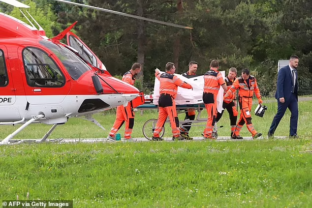 Le Premier ministre a été transporté par avion à un hôpital, a peur d'avoir des bénédictions par balle au bras et à l'estomac