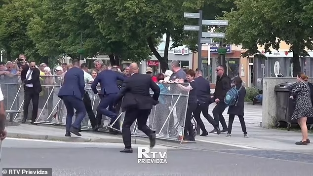 Robert Fico a été invité à rencontrer une poule de partisans avant qu'un homme armé ne se plume et ne tire cinq fois à porter, envoyé le politicien qui divise au sol