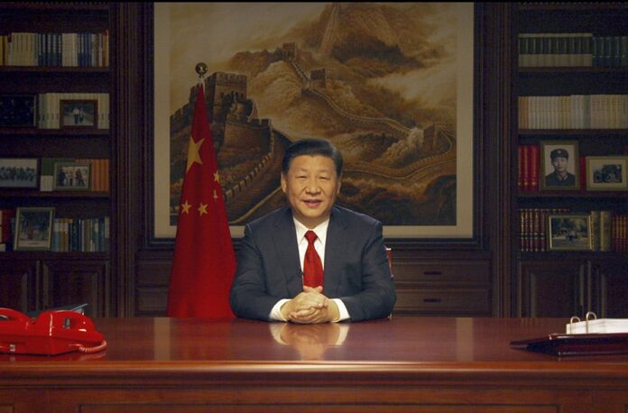 La Chine met en garde les États-Unis contre les visites à Taiwan et la politique d'une seule Chine Dans des déclarations récentes, la Chine a lancé un avertissement sévère aux États-Unis, les exhortant à mettre fin à toutes les visites à Taiwan et à adhérer à la politique d'une seule Chine. La position de Pékin intervient dans un contexte de tensions croissantes et d'activité militaire accrue autour de l'île autonome. Le porte-parole du ministère chinois des Affaires étrangères, Wang Wenbin, a souligné que toutes les conséquences découlant des visites du Congrès à Taiwan seraient supportées par les États-Unis. Cela fait suite à une série d’actions et de déclarations de Pékin qui reflètent ses revendications de longue date sur Taïwan et son opposition aux interactions des États-Unis avec les autorités taïwanaises. L’avertissement de la Chine s’inscrit dans un schéma plus large de réponses aux actions américaines concernant Taiwan. Les interactions précédentes, telles que la visite prévue de la présidente de la Chambre des représentants Nancy Pelosi à Taiwan en 2022, ont suscité des réprimandes similaires de la part de Pékin, indiquant une position cohérente contre toute ingérence perçue dans ses affaires intérieures. La politique d’une seule Chine, reconnue par les États-Unis, stipule qu’il n’y a qu’une seule Chine et que Taiwan fait partie de la Chine. Cependant, les États-Unis entretiennent une « relation non officielle solide » avec Taiwan, notamment en vendant des armes pour soutenir ses capacités de défense, ce qui constitue un point de discorde avec la Chine. Les récentes visites du Congrès américain à Taiwan ont augmenté en fréquence, ce qui tend encore davantage les relations entre les États-Unis et la Chine. La Chine a répondu à ces visites par des exercices militaires et des avertissements diplomatiques, soulignant son engagement à réunifier Taiwan avec le continent, par la force si nécessaire. La situation est encore compliquée par les obligations des États-Unis en vertu du Taiwan Relations Act, qui exige de fournir à Taiwan suffisamment de matériel et de technologie militaires pour dissuader toute invasion. Cela a conduit à la poursuite des ventes d’armes à Taiwan, auxquelles la Chine s’oppose avec véhémence. Alors que les tensions continuent de monter, la communauté internationale suit de près la situation. La capacité des États-Unis et de la Chine à gérer cette question sensible aura non seulement un impact sur leurs relations bilatérales, mais aura également des implications significatives sur la stabilité régionale et mondiale. En conclusion, les récents avertissements de la Chine aux États-Unis reflètent sa position inébranlable à l'égard de Taiwan et sa détermination à appliquer la politique d'une seule Chine. Alors que les deux pays affrontent cette question complexe, la communauté internationale espère que la diplomatie et le dialogue l’emporteront sur le conflit.