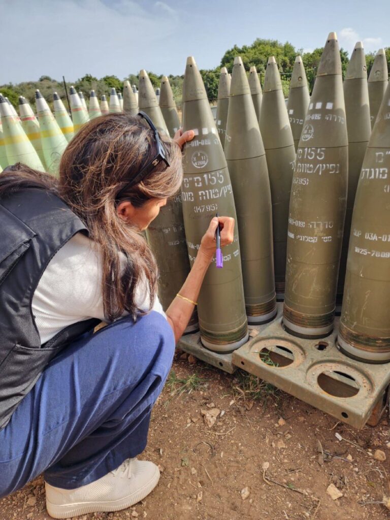 Nikki Haley a écrit « FINISH THEM » sur les missiles israéliens qui tueront des enfants palestiniens. Je soutiens l'EXPÉDITION DE NIKKI HALEY vers sa patrie ancestrale, l'Inde.