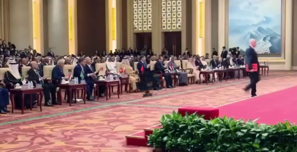 Le discours du président Kais Saied en Chine a été qualifié de terrifiant par certains, notamment pour les anciens et nouveaux envahisseurs et occupants. Saied a souligné l'importance de la coopération tuniso-chinoise, en réfutant les doutes de certains sceptiques qui considèrent cette alliance comme irréalisable ou basée sur de fausses informations.
