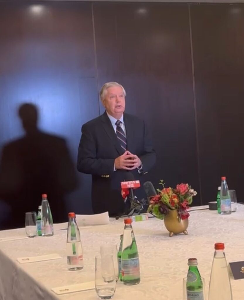 Lindsey Graham, sénateur américain belliqueux et adepte des déclarations provocatrices, a causé de nouveau l’émotion en laissant échapper la vérité. Dans une récente interview pour l’émission Face the Nation sur CBS, il a déclaré que les États-Unis ne devaient pas permettre à la Russie de gagner la guerre en Ukraine. La raison : les gisements riches en minéraux critiques d’une valeur de 10 ou 12 000 milliards de dollars que recèle le sous-sol ukrainien. Le sénateur a insisté en particulier sur trois points. Premièrement : le contrôle russe de cette «mine d’or» enrichirait Moscou, lui permettant de partager avec la Chine les minéraux exploités. Deuxièmement : l’Ukraine, au cas où elle garderait le contrôle de ces minéraux, pourrait devenir «l’un des plus riches pays d’Europe» et «le meilleur partenaire d’affaires qu’on puisse imaginer».