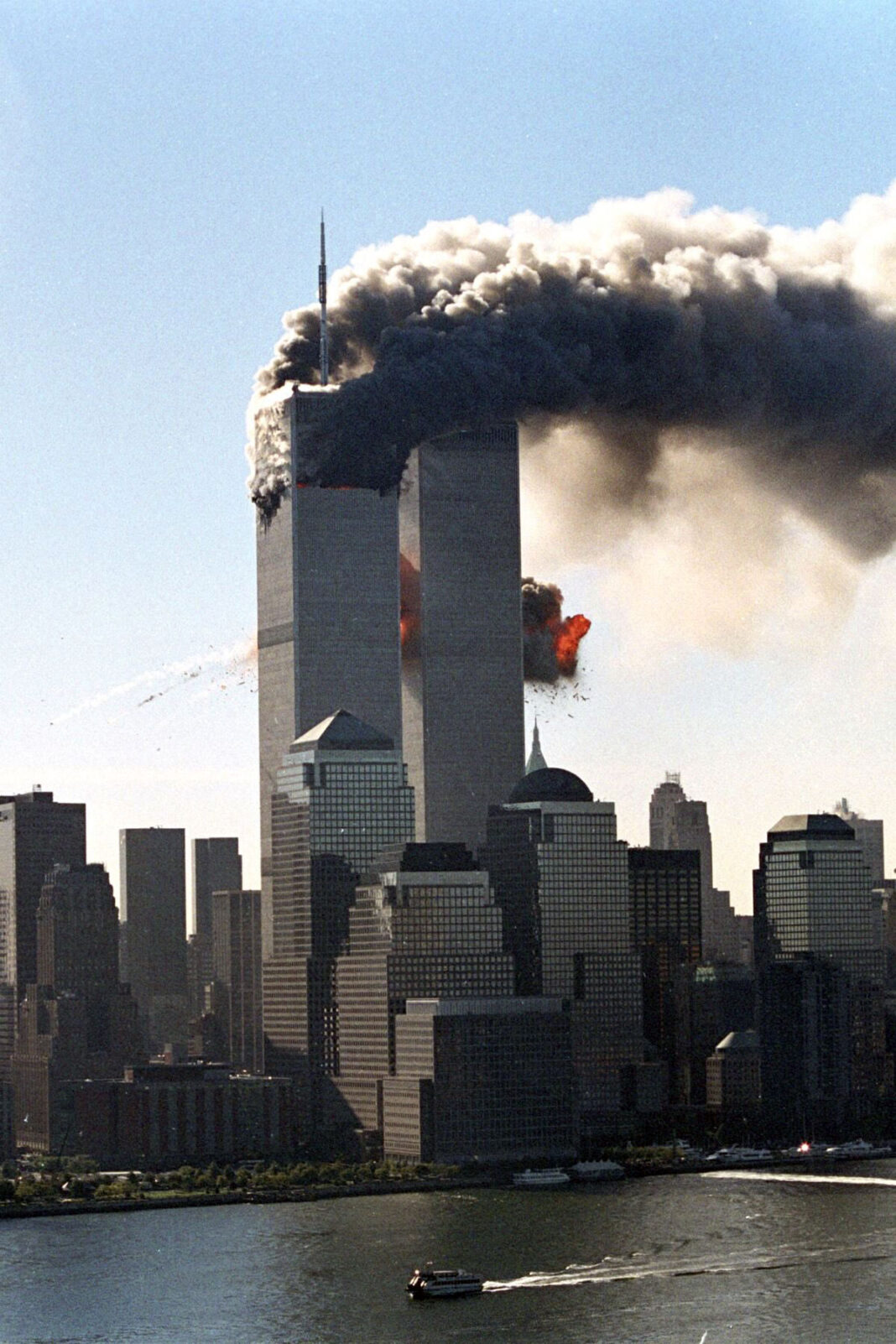 Les « Israéliens dansants » du 11 septembre -Des hommes israéliens ont été vus en train de filmer, de rire et de célébrer la chute des tours du WTC. -Un rapport du FBI confirme que 2 d'entre eux étaient des agents du MOSSAD -Ils avaient tous des projets de voyage immédiats pour quitter le pays -Ils ont échoué aux tests du détecteur de mensonge et ont été surpris en train de mentir à plusieurs reprises. -Leur entreprise de déménagement. a été utilisé par l'un des pirates de l'air présumés du 11 septembre. (Certains vivaient même à côté de l’un des pirates de l’air, Muhammad Atta.) -Le rapport du FBI confirme que l'un d'eux avait été sélectionné pour assister à un [expurgé] pour une entité appelée « Agence juive ». -L'«Agence juive» compte dans son conseil d'administration le même milliardaire juif qui a prêté de manière suspecte 1/4 million de dollars au commissaire de police qui l'a rencontré en Israël juste avant le 11 septembre (et a aidé à dissimuler les événements avec Bush Jr.) Il y a tellement plus. L’un d’eux a apparemment tellement aimé ce jour qu’il s’est marié le 11 septembre un an plus tard. Voir le documentaire complet de 5 heures ici : https://rumble.com/v2mf0x0-the-empire-unmasked-the-documentary-911-and-beyond.html… Suivez le créateur de ce film, @RyLiberty , et si vous le pouvez, soutenez son Givesendgo pour refaire le film complet de 5 heures : https://givesendgo.com/911