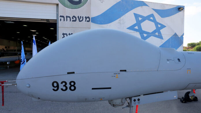 Une enquête du site d'investigation Disclose publiée le 17 juin a révélé que le groupe Thales avait vendu à Israël des composants électroniques pour ses drones Hermes 900. Des appareils employés par l'État hébreu dans sa guerre contre le Hamas à Gaza. Lire aussi La France a armé en catimini Tsahal avec la livraison de 100 000 cartouches Selon une enquête publiée le 17 juin par Disclose, l'entreprise française Thales «a récemment livré» à l'État hébreu «des équipements électroniques pour l’assemblage» de drones Hermes 900. Ces drones MALE (moyenne altitude, longue endurance) de reconnaissance seraient employés par Tsahal «dans les bombardements en cours à Gaza», affirme le site d'investigation. Celui-ci déclare avoir recensé «au moins huit frappes meurtrières perpétrées par des drones israéliens contre la population ou des infrastructures civiles à Gaza» depuis le déclenchement du conflit en octobre 2023. Décompte effectué en «compilant plusieurs rapports d’ONG et des déclarations» de Tsahal, a précisé le média français. «Malgré l’usage des Hermes 900 dans les bombardements en cours à Gaza, le groupe Thales, détenu à 26% par l’État français, a récemment livré des équipements électroniques pour l’assemblage de ces drones armés, comme le révèlent une dizaine de documents confidentiels obtenus par Disclose», est-il stipulé. Une livraison estimée à plus de 400 000 euros D’après ces sources, ces équipements vendus à l'État hébreu seraient des transpondeurs, d'une valeur «de 55 000 euros l’unité». Un matériel classé par le ministère français des Armées dans la catégorie des «systèmes de surveillance, de poursuite de cible et de reconnaissance», permettant notamment aux drones israéliens d’éviter toute collision ou des tirs «amis» entre aéronefs, développe le média. «Au moins huit de ces transpondeurs devaient être expédiés en Israël entre décembre 2023 et fin mai 2024, soit plusieurs mois après les premiers bombardements aériens de Tsahal», stipule Disclose, qui ajoute : «deux d’entre eux ont été livrés au début de l’année 2024. Les six autres unités seraient bloquées par les douanes françaises». Une expédition qui, souligne le média, était prévue fin mai 2024, mais «selon nos informations, les colis sont actuellement bloqués à l’aéroport de Roissy-Charles-de-Gaulle, faute d’autorisation des douanes». Ce n'est pas la première fois que le média d'investigation s'intéresse aux livraisons d'armes françaises à Israël. En mars dernier, Disclose révélait que la France avait livré, en catimini, plus de 100 000 pièces de cartouches à l'armée israélienne, et ce, en pleine offensive de Tsahal à Gaza. La France complice potentiel «de violations du droit international», estiment des ONG Concernant la vente d'armes françaises à Israël, le ministre des Armées, Sébastien Lecornu, avait déclaré dans un article de Mediapart le 24 janvier que Paris exportait «des équipements militaires à Israël afin de lui permettre d’assurer sa défense, comme l’article 51 de la Charte des Nations unies lui en donne le droit», sans plus de précisions. Selon le dernier rapport sur les exportations d'armement de la France, Paris a vendu pour 208 millions d’euros de matériel militaire à Israël sur dix ans, dont 25,6 millions en 2022. Le 20 mars, la porte-parole du gouvernement Prisca Thévenot affirmait : «Nous ne livrons des armes que dans le cadre de composants défensifs pour le Dôme de fer.» Mi-avril, huit ONG ont déposé des référés devant le tribunal administratif de Paris afin de s'opposer aux ventes d'armes françaises à Israël. Parmi elles, on retrouve Amnesty International, Action sécurité éthique républicaines (ASER), Attac, la Fédération des Tunisiens pour une citoyenneté des deux rives (FTCR), l’Association France Palestine solidarité (AFPS), l’Association des Marocains de France (AMF), le Comité pour le respect des libertés et des droits de l'homme en Tunisie (CRLDHT) et l’Union syndicale solidaires. Ces organisations soutiennent que «les armes et les équipements militaires que la France exporte vers Israël sont utilisés pour commettre de graves crimes contre des populations civiles dans la bande de Gaza occupée». Elles estiment que «la France viole les règles internationales relatives notamment au Traité sur le commerce des armes», risquant ainsi de devenir complice «de violations du droit international – y compris de crimes de guerre – et d’un possible génocide». Guerre à Gaza : un groupe français équipe des drones israéliens