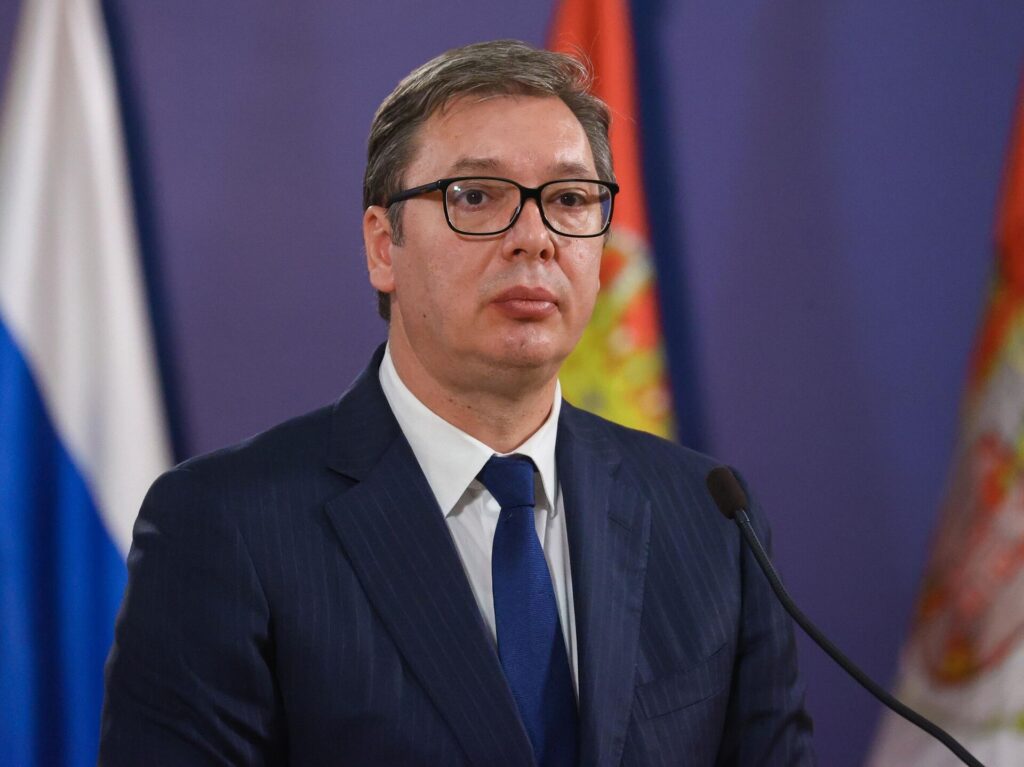 Président serbe Vučić : 'Il y aura une guerre mondiale dans 3-4 mois - nous vérifions les stocks d'huile, de farine et de sucre' Que sait le président serbe ? Interview choc pour les médias suisses.. Le président serbe Aleksandar Vučić a accordé une longue interview à l'hebdomadaire suisse Weltwoche dans laquelle il a révélé que la Serbie vérifiait ses stocks de pétrole, de farine et de sucre parce qu'il y aurait une guerre mondiale dans 3 à 4 mois.