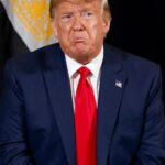 Volodymyr Zelensky a manqué une réunion avec le secrétaire américain au Trésor Scott Bessent sur les métaux des terres rares parce qu'il «dormait» et n'était «pas disponible», a déclaré Donald Trump. Le président américain a ajouté que Scott Bessent avait été traité de manière «impolie» et qu'après un «voyage dangereux» il était revenu «sans rien». Lire aussi Zelensky s'est soustrait quatre fois à la convocation du bureau de recrutement militaire ukrainien Le président américain Donald Trump a déclaré le 19 février aux journalistes que Scott Bessent, secrétaire américain au Trésor, «a été traité de manière plutôt impolie» lors de sa visite à Kiev le 12 février. Selon lui, «Zelensky dormait et n'était pas disponible pour le rencontrer». Scott Bessent «a voyagé de nombreuses heures en train, ce qui est un voyage dangereux», pour signer des documents sur les métaux de terres rares, mais «quand il est arrivé, il est revenu sans rien», a indiqué Donald Trump. Le président américain a également souligné que son administration avait l'intention de réexaminer l'accord. Dans le même temps, lors du sommet FII PRIORITY à Miami le 19 février, il a déclaré que les États-Unis «avaient un accord sur les métaux des terres rares et d'autres choses, mais ils (les Ukrainiens) l'ont rompu il y a deux jours». «Nous avions un accord parce que nous dépensons 350 milliards de dollars. L'Europe récupère son argent sous la forme d'un prêt mais pas nous», a-t-il noté. Au début du mois de février, Donald Trump a déclaré que Washington était intéressé par l'obtention de métaux de terres rares en provenance d'Ukraine. Volodymyr Zelensky, à son tour, a indiqué qu'il était prêt à conclure un accord et a suggéré que le résultat des négociations sur cette question pourrait être fixé lors de la Conférence sur la sécurité à Munich du 14 au 16 février. Toutefois, le 14 février à Munich, Zelensky a rejeté le projet de l'administration américaine de fournir une aide à l'Ukraine en échange de l'octroi à Washington de 50 % des terres rares ukrainiennes, soulignant que l'accord proposé ne comportait aucune garantie de sécurité. Donald Trump qualifie Zelensky de «dictateur sans élections» et critique l’aide américaine à l’Ukraine Dans un message sur Truth Social, Donald Trump a accusé Volodymyr Zelensky d’être un «dictateur sans élections» et d’avoir trompé les États-Unis pour obtenir une aide massive. Il affirme que seule son administration pourrait mettre fin au conflit avec la Russie, tandis que l’Europe a échoué à instaurer la paix. Donald Trump a une nouvelle fois attaqué Volodymyr Zelensky, le qualifiant de «dictateur sans élections» dans le contexte du report indéterminé des élections présidentielles en Ukraine. Dans une publication sur Truth Social en date du 19 février, l’ancien président américain a dénoncé le soutien financier massif des États-Unis à l’Ukraine, qu’il estime injustifié et mal géré. Lire aussi L’Ukraine envisagerait des attaques terroristes contre les missions diplomatiques russes en Europe, selon le renseignement russe Selon le président américain, Zelensky aurait convaincu Washington de dépenser 350 milliards de dollars, soit 200 milliards de plus que l’Europe, pour une guerre qui «ne pouvait pas être gagnée et qui n’aurait jamais dû commencer». Donald Trump a également affirmé que la moitié de l’argent envoyé à l’Ukraine était «manquant», sans apporter de preuves à cette allégation. Il accuse le président ukrainien d’avoir «joué du violon à Biden» et de chercher à prolonger le conflit pour continuer à bénéficier du soutien financier occidental. Trump a également reproché à Joe Biden de ne pas avoir exigé une répartition plus équitable des dépenses entre les États-Unis et l’Europe, insistant sur le fait que cette guerre concernait davantage les Européens que les Américains. «Nous avons un grand et bel océan en guise de séparation», a-t-il souligné, estimant que les États-Unis n’auraient jamais dû s’impliquer à ce niveau. Le président américain a également affirmé que son administration était la seule capable de mettre fin au conflit, accusant Biden d'avoir ignoré toute tentative de négociation. «Pendant ce temps, nous négocions avec succès pour mettre fin à la guerre avec la Russie. Tout le monde reconnaît que seul Trump et l’administration Trump peuvent faire», a-t-il écrit. Les propos de Trump interviennent dans un contexte de tensions croissantes entre les États-Unis et l'Ukraine. Volodymyr Zelensky, dont la cote de popularité est en baisse, a récemment repoussé l’idée d’organiser des élections, arguant que son pays est en guerre et que les conditions ne sont pas réunies pour un scrutin libre et équitable. Mais pour Trump, ce refus ne fait que renforcer l’image d’un président illégitime, risquant de perdre son pays s’il ne prend pas rapidement des mesures. Désormais installé à la Maison-Blanche depuis un mois, Donald Trump applique une rupture totale avec la politique menée par Biden et les démocrates. Alors que Washington entame des négociations directes avec Moscou, Kiev se retrouve de plus en plus isolé. Avec cette nouvelle approche, Donald Trump pense pouvoir poser les bases d’un accord qui pourrait mettre fin au conflit, malgré les critiques des élites occidentales et européennes à l’encontre de son initiative.