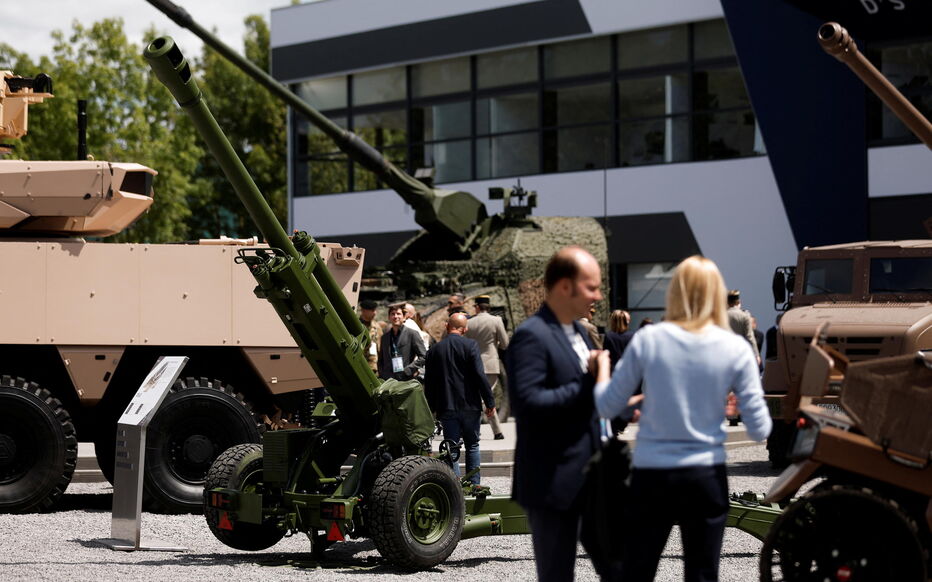 Soixante-quatorze entreprises refoulées. La présence des industriels israéliens de la défense au salon Eurosatory, un salon international de défense et de sécurité terrestre qui ouvre ses portes le 17 juin près de Paris, a été annulée sur décision des autorités françaises, a annoncé ce vendredi l’organisateur.
« Par décision des autorités gouvernementales, il n’y aura aucun stand de l’industrie de défense israélienne sur le salon Eurosatory 2024 », a affirmé à l’AFP l’organisateur de la manifestation, Coges Events, sans plus de précisions. Soixante-quatorze entreprises israéliennes devaient y exposer leurs matériels.
Une annonce à laquelle Israël a réagi quelques heures plus tard en demandant à la France de « revenir » sur cette interdiction. « J’ai discuté avec le Premier ministre » français Gabriel Attal, écrit M. Gantz sur X. « J’ai souligné que cette décision allait récompenser au bout du compte le terrorisme et j’ai demandé à la France de revenir sur cette interdiction », ajoute M. Gantz.
« Sommation »
Ni le Coges ni le ministère des Armées, sous l’égide duquel le salon est organisé, n’ont précisé dans l’immédiat les raisons de cette décision. Celle-ci intervient quelques jours après qu’un bombardement meurtrier d’un camp de déplacés à Rafah par l’armée israélienne a soulevé l’indignation internationale et suscité de nombreuses manifestations en France contre les opérations militaires israéliennes dans la bande de Gaza.
Un peu plus de 2 000 exposants sont inscrits pour Eurosatory pour y présenter leurs matériels. Parmi eux, 74 entreprises israéliennes, dont les principaux industriels de défense de l’État hébreu et « dont une dizaine présentent des armements », étaient attendus, avait auparavant indiqué le président de Coges Events, Charles Beaudouin.
