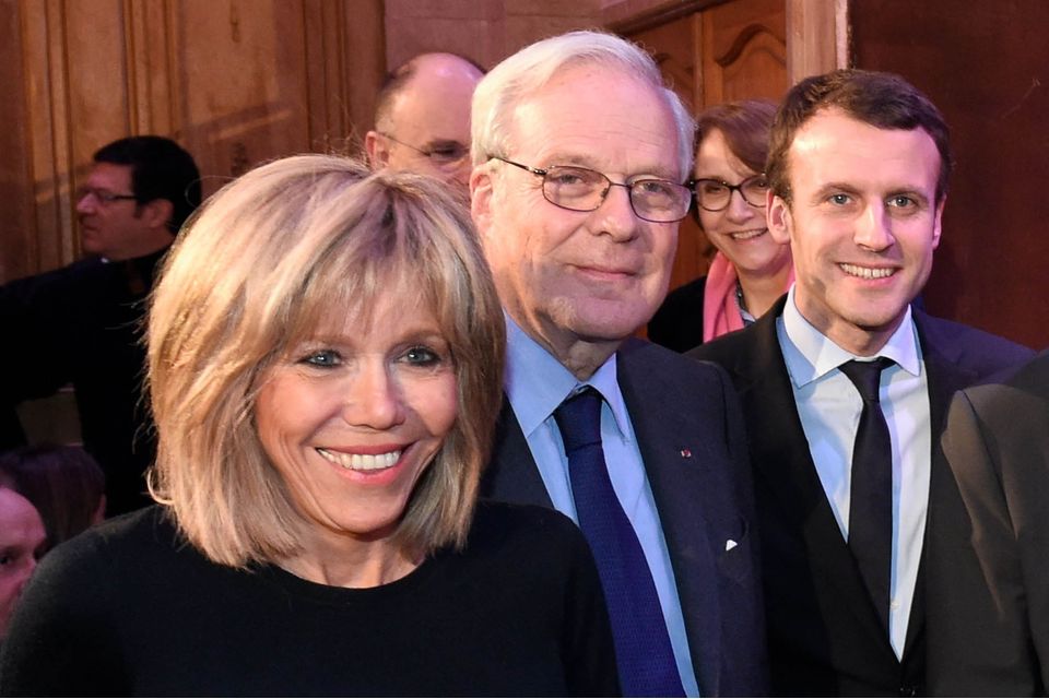 Emmanuel Macron ( milieu ) et sa femme Brigitte Trogneux ( extreme gauche ), le Baron David de Rothschild ( 2eme gauche ), le Ministre Plenipotentiaire de l'Ambassade d'Israel en France Marc Attali ( 2eme droite ) et Nicole Guedj ( extreme droite ) photographies lors de la conference debat organisee par la Fondation France Israel avec la participation de Mr Macron aux Salons Hoche, Paris, France, 09/02/2016/LICHTFELD_170705/Credit:EREZ LICHTFELD/SIPA/1602111751