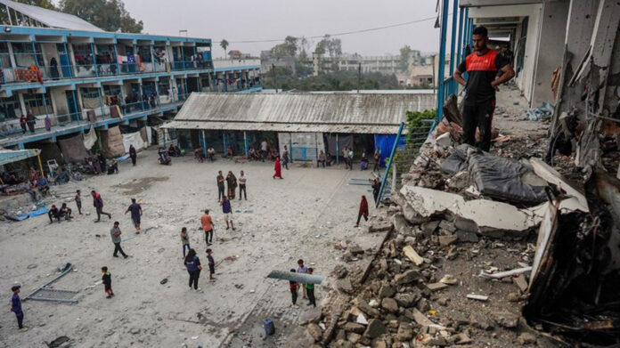Le bombardement d'une école transformée en abri et gérée par l'UNRWA, qui a fait plus de 40 morts et des dizaines de blessés, a provoqué de vives réactions internationales. L'armée israélienne a justifié ce raid en affirmant que des combattants du Jihad islamique et du Hamas se trouvaient à l'intérieur. Lire aussi Human Rights Watch accuse Israël d'utiliser du phosphore blanc lors de ses bombardements au Liban Les réactions internationales se sont multipliées après le bombardement israélien de l'école al-Sardi, un établissement transformé en abri et géré par les Nations unies, situé dans le camp de réfugiés de Nuseirat, au centre de Gaza. Au moins 40 personnes seraient mortes et des dizaines d'autres auraient été blessées dans cette frappe de Tsahal, selon les autorités gazaouies. «C'est un nouvel exemple terrifiant du prix payé par les civils, les hommes, femmes et enfants palestiniens qui tentent juste de survivre, forcés de se déplacer dans une sorte de cercle de la mort à travers Gaza pour tenter de se mettre à l'abri», a déclaré le 6 juin le porte-parole du secrétaire général de l'ONU Stéphane Dujarric. Devant la presse, celui-ci a estimé qu'il faudrait que des comptes soient rendus «pour tout ce qui se passe à Gaza». Le chef de la diplomatie européenne Josep Borrell a quant à lui déploré, dans un post sur X (ex-Twitter), une «effroyable nouvelle». «Les rapports en provenance de Gaza montrent sans cesse que la violence et la souffrance restent la seule réalité pour des centaines de milliers de civils innocents», a-t-il affirmé. Pour ce vice-président de la Commission européenne, «un cessez-le-feu durable est la seule manière de protéger les civils et de parvenir à la libération immédiate de tous les otages». Il appelle les deux belligérants à «se mettre d’accord sur le plan américain en trois phases». Tsahal affirme avoir visé des combattants du Hamas et du Jihad islamique Le chef de l'UNRWA Philippe Lazzarini a pour sa part précisé que l'école «abritait 6 000 personnes déplacées lorsqu'elle a été touchée». Répondant aux accusations israéliennes, il a déclaré : «Les affirmations selon lesquelles des groupes armés auraient pu se trouver à l’intérieur du refuge sont choquantes.» «Nous ne sommes cependant pas en mesure de vérifier ces affirmations», a-t-il poursuivi, affirmant toutefois que si cela était confirmé, ce serait «un mépris flagrant du droit humanitaire international». Le patron de l'organisation onusienne rappelle que depuis le début de la guerre «plus de 180 bâtiments [de l'UNRWA] ont été touchés et plus de 450 personnes déplacées ont été tuées». Le président sud-africain, dont le pays a intenté fin décembre une procédure à l’encontre de l’État hébreu devant la justice onusienne, l’accusant de violer la Convention des Nations unies sur le génocide de 1948, a également commenté l'événement. «Nous restons profondément préoccupés par le génocide qui continue de se produire à Gaza et en Palestine», a déclaré le 6 juin Cyril Ramaphosa, lors d'un point presse. De leur côté, les États-Unis, soutien politico-militaire de l'État hébreu, ont réagi par l'intermédiaire du porte-parole du département d'État, Matthew Miller, lors d'un point presse. «Le gouvernement israélien a indiqué qu'il allait publier davantage d'informations sur cette frappe, y compris les noms des personnes qui y ont trouvé la mort. Nous attendons d'eux qu'ils soient pleinement transparents en rendant ces informations publiques», a-t-il déclaré, tout en reprenant le narratif israélien sur la présence supposée de combattants du Hamas à l'intérieur de l'abri. Des armes américaines utilisées pour le raid israélien ? En effet, peu de temps après le bombardement de l'école, l'armée israélienne a publié un message sur la plateforme X, déclarant avoir «mené une frappe précise sur un complexe du Hamas situé dans une école de la région de Nuseirat», éliminant «plusieurs terroristes du Hamas et du Jihad islamique qui s’étaient infiltrés dans une école de l’UNRWA». Tsahal a par ailleurs indiqué avoir pris des mesures pour «minimiser le risque de mettre en danger des civils non impliqués». Le Hamas a quant à lui condamné une «guerre continue d'extermination et de nettoyage ethnique» menée contre le peuple palestinien. Par ailleurs, Al Jazeera a rapporté que des fragments d'armes américaines avaient été retrouvés sur le site de la frappe israélienne. Selon le média qatari, il s'agirait d'une «unité de mesure inertielle» d'un missile, «utilisée pour faciliter le ciblage de précision», provenant de la société américaine Honeywell. Sur le plan diplomatique, les deux belligérants ne se sont pas mis d'accord pour un potentiel cessez-le-feu, et ce, malgré la feuille de route présentée par Joe Biden. Dans un communiqué conjoint, les États-Unis, la France, le Royaume-Uni, l'Allemagne, le Canada et des pays sud-américains ont appelé Israël et le Hamas «à faire les derniers compromis nécessaires». Or, les deux ennemis restent cantonnés sur leurs positions initiales, à savoir d'un côté un arrêt définitif des hostilités accompagné du retrait des forces israéliennes de Gaza et de l'autre le désarmement du Hamas.