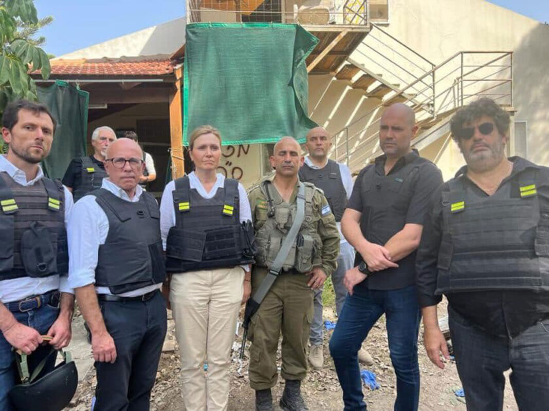 eric-ciottij Éric Ciotti a été Président du Conseil départemental des Alpes-Maritimes entre le 18 décembre 2008 et le 1er septembre 2017. En juin 2017, il a été élu député, ce qui l’a contraint à démissionner de la présidence du département, conformément à la loi sur le non-cumul des mandats Cependant, plusieurs éléments laissent penser que M. Ciotti aurait continué à bénéficier d’avantages, normalement réservés au Président du département, même après sa démission. Il aurait également conservé une influence importante sur la gestion de la collectivité. Après sa démission en septembre 2017, Éric Ciotti a été nommé « Président de la commission des finances » du Conseil départemental. Or, ce poste n’existait pas auparavant, ni dans ce département, ni dans les autres départements français. Cela suggère que le poste aurait été créé spécifiquement pour lui permettre de garder un rôle au sein de la collectivité. De nombreux éléments interrogent. Par exemple, les vœux du département de 2019 auraient été envoyés avec la signature de M. Ciotti et non celle du Président du département. En outre, certains articles de presse auraient continué à présenter Éric Ciotti comme Président, même après sa démission. Éric Ciotti aurait, par ailleurs, conservé le même bureau que celui de sa précédente fonction. Il aurait, enfin, eu à sa disposition un véhicule appartenant au Conseil départemental, un avantage normalement réservé au Président ou à un Vice-président. En permettant la conservation de ces avantages, l’actuel Président du Conseil départemental aurait indûment octroyé des fonds publics à M. Ciotti. Ces faits, s’ils sont avérés, pourraient recevoir la qualification de détournement de fonds publics et recel de ce délit. Un rapport rendu public le 15 décembre 2023 par la Chambre Régionale des Comptes (CRC) Provence-Alpes-Côte d’Azur pointe de possibles irrégularités dans les missions affectées à des agents du Conseil départemental. Il y est notamment question des collaborateurs parlementaires de M. Ciotti, dont certains auraient été employés et rémunérés par le Conseil départemental, tout en travaillant en réalité pour ses fonctions de député. Or, un tel usage des ressources humaines d’une collectivité pour des activités parlementaires pourrait là aussi relever d’un détournement de fonds publics. Deux autres collaborateurs auraient cumulé deux activités : à la fois pour le département et pour M. Ciotti en tant que député. Si le cumul d’activités est autorisé sous certaines conditions pour les agents publics, le poste d’assistant parlementaire ne fait pas partie des activités cumulables. En cas de non-respect, les sommes perçues doivent normalement être remboursées. Pourtant, aucune procédure ne semble avoir été engagée par le Département, même après la publication du rapport de la CRC. La procédure judiciaire : Le 12 septembre 2019, le groupe local d’Anticor dans les Alpes-Maritimes a transmis un signalement au procureur de la République de Nice, donnant lieu à l’ouverture d’une enquête préliminaire. Le 15 décembre 2023 la Chambre Régionale des Comptes (CRC) Provence-Alpes-Côte d’Azur a rendu un rapport qui confirmait les faits signalés par Anticor. Le 14 janvier 2025 Anticor a déposé une plainte auprès du procureur de la République de Nice, portant sur les mêmes faits, et s’appuyant sur le rapport de la CRC. Fondement de l’action juridique de l’association : détournement de fonds publics et recel de ce délit. Pourquoi Anticor a-t-elle décidé d’agir dans cette affaire ? Depuis 2014, la loi sur le non-cumul de mandats encadre plus strictement les fonctions des élus. Elle interdit à un député ou à un sénateur d’exercer en même temps une fonction exécutive locale, comme celle de maire, président de département ou de région. Avant cette réforme, la France faisait figure d’exception en Europe, car de nombreux élus cumulaient plusieurs fonctions, parfois très exigeantes. La loi de 2014 a donc mis fin à cette spécificité française. Les objectifs de cette réforme étaient de favoriser le renouvellement des responsables politiques et de permettre aux parlementaires de se consacrer pleinement à leur mission. Ces changements ont également été vus comme un moyen de rétablir la confiance des citoyens envers leurs représentants, en montrant plus de transparence et d’engagement dans l’exercice des mandats. Si les faits sont avérés, le Conseil départemental aurait mis en place un dispositif visant à contourner cette loi. M. Ciotti aurait ainsi continué à bénéficier d’avantages liés à la présidence du département, voire à exercer une influence sur sa gestion, malgré sa démission obligatoire liée à son élection comme député.