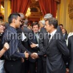 Quand Amedy Coulibaly était reçu à l'Elysée C'était en 2009, le jeune Amedy Coulibaly, alors en formation en alternance, est reçu parmi 500 jeunes à l'Elysée par Nicolas Sarkozy. Le Parisien consacre à l'époque un plein papier au jeune homme. Son titre : "Amedi, 27 ans, rencontre Sarkozy cet après-midi". Selon l'entourage de l'ancien Président, il n'y a eu aucune "rencontre personnelle" entre les deux hommes. Un an plus tard, Amedy Coulibaly sera arrêté par les services anti-terroristes. Il est mort le 9 janvier lors de l'assaut du GIGN dans l'épicerie de Vincennes, épicerie dans laquelle il avait tué et retenu en otages plusieurs clients. La veille, il avait tué une policière à Montrouge.