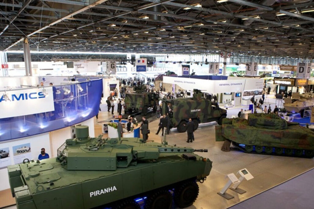 La France a interdit aux entreprises israéliennes de venir exposer leurs dernières avancées technologiques en matière d’armement au salon Eurosatory. La décision a été prise par les « autorités gouvernementales » selon l’organisateur.

Deux semaines avant la tenue du Salon, les autorités françaises ont signalé à 74 exposants israéliens dont de grands noms de l’industriel de l’armement et de défense, leur interdiction de participation.

L’interdiction est tombée pour des structures connues comme Elbit Sytems, Rafael Advanced Dfense Sytems, ou encore Israël Aerospace Industries. Israël est le neuvième exportateur mondial d’armes.

Le Salon qui doit se tenir du 17 au 21 juin doit accueillir plus de 60 000 participants de 150 pays et 170 exposants. Parmi eux se trouvait une douzaine d’entreprises israéliennes qui devaient montrer leurs armes de pointes et dernières avancées technologiques en matière de guerre.

Le veto français est signé par le ministère des Armées, indique le média spécialisé Infodefensa. L’interdiction qui a frappé les entreprises israéliennes s’explique par la guerre menée par ce pays contre les Palestiniens à Gaza.

Les dernières opérations militaires israéliennes menées notamment à Rafah ont cristallisé les opinions de la communauté internationale, choquée et hautement touchée par le massacre humain provoqué par Israël.

Cela a notamment fait réagir le président français, Emmanuel Macron qui a exprimé son « indignation » suite à cette attaque contre un camp de réfugiés ayant provoqué au moins 45 morts.

L’ancien ministre de la Défense et chef du Parti de l’unité nationale, Benny Gantz, membre du cabinet de guerre d’union nationale créé après l’attaque du Hamas le 7 octobre, a réagi à la décision de Paris en déclarant que la France « récompenserait le terrorisme ».

Pourtant, depuis le début de la guerre, ce sont plus de 36 550 personnes qui ont perdu la vie sous les bombardements israéliens et tous étaient des civils.

« J’ai discuté avec le Premier ministre » français Gabriel Attal, écrit Benny Gantz sur X. « J’ai souligné que cette décision allait récompenser au bout du compte le terrorisme et j’ai demandé à la France de revenir sur cette interdiction », a-t-il ajouté.

Dans un communiqué, le ministère des armées français a indiqué que les « conditions ne sont plus adéquates pour accueillir des entreprises israéliennes à la foire de Paris », rappelant que le président français a appelé les entreprises israéliennes à cesser leurs activités à Rafah.
