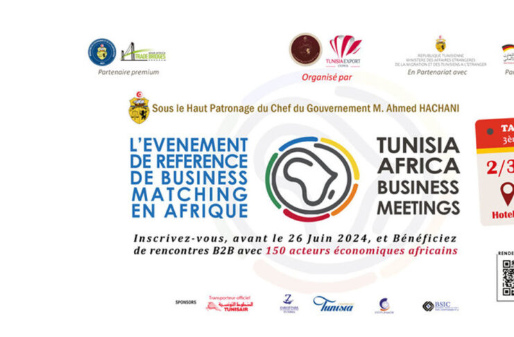 La Tunisie, qui veut consolider sa posture de promoteur des échanges vers les marchés africains, accueille des rencontres d’affaires tuniso-africaines qui réunira les 2 et 3 juillet 300 entreprises tunisiennes et 150 importateurs venus de trente pays d’Afrique subsaharienne. Lire aussi En Tunisie, un élève obtient la moyenne de 20,15 à l’examen du baccalauréat La troisième édition des rencontres Tunisia Africa Business Meetings (TABM) se tiendra les 2 et 3 juillet dans la capitale Tunis, où sont attendus près de 300 entreprises tunisiennes exportatrices et 150 sociétés importatrices représentant une trentaine de pays d’Afrique subsaharienne. Organisées à l'initiative du Centre de promotion des exportations (CEPEX), ces rencontres «offriront l'opportunité aux entreprises tunisiennes de rencontrer les principaux acteurs économiques du marché africain subsaharien», fait valoir Mourad Ben Hassine, PDG du CEPEX. «Stimuler le commerce intra-africain» «Nous tablons sur 2500 rencontres B2B entre les entreprises tunisiennes et les importateurs subsahariens au cours de cette édition», a déclaré le PDG du CEPEX, avec pour objectif de «stimuler le commerce intra-africain». Les rencontres dites «B2B» désignent l'ensemble des activités commerciales entre deux entreprises. Ces TABM s'inscrivent dans le cadre des accords de la Zone de libre-échange continentale africaine (ZLECAf) et du Marché commun de l'Afrique orientale et australe (COMESA).Pour le directeur du CEPEX, ces rencontres profiteront plus particulièrement à dix secteurs dont les TIC, les services, le textile et les industries pharmaceutiques et agroalimentaires. Le Cameroun à l’honneur Le Cameroun sera le pays à l'honneur de cette troisième édition, un choix motivé par le nombre important des participants camerounais. La première expédition de produits tunisiens sous l'accord ZLECAf avait justement pour destination le Cameroun. Les échanges commerciaux entre les deux pays étaient à plus de 122 millions de dollars en 2023, +6% par rapport à 2022, et les exportations tunisiennes ont augmenté de 10% cette même année.Cette nouvelle édition des TABM sera organisée avec le soutien du ministère fédéral allemand de la Coopération économique et du Développement. Autre partenaire de taille pour cette édition : le programme Ponts de Commerce Arabo-africains (AATB) initié par la Société Internationale islamique de financement du commerce (ITFC). «Potentiel d’exportation inexploité» L'évènement vise pour Tunis à consolider son statut de promoteur des échanges africains et de porte d'entrée vers ceux-ci. En 2023, les exportations tunisiennes vers les pays d’Afrique subsaharienne accusaient une légère baisse de 1% à 488 millions $, selon le CEPEX. Ce n'est que 3,5% du total des exportations tunisiennes qui s'élevaient cette même année à près de 14 Mds $.Le Sénégal est le premier client africain de la Tunisie avec 17,5% des exportations tunisiennes dans la région, suivi de la Côte d’Ivoire (13,2%), du Cameroun (7,8%), de la Guinée (6%), du Gabon (5,5%), du Burkina Faso (4,6%) et de l’Afrique du Sud (4,2%) selon le CEPEX qui voit un « potentiel d’exportation inexploité » de 472 millions $ dans la région. Les pays d’Afrique subsaharienne au potentiel le plus élevé pour les exportations tunisiennes sont le Sénégal (65 M$), la Côte d’ivoire (50 M$), l'Éthiopie (42 M$), la Guinée (37 M$) et le Burkina Faso (28 M$). Tunisie : 150 importateurs de 30 pays africains attendus au TABM 2024, le Cameroun invité d’honneur