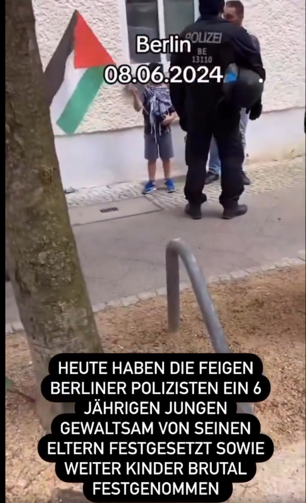 Allemagne, la police allemande arrête un petit garçon de 6 ans pour avoir brandi un drapeau palestinien dans une rue à Berlin. Un des policiers empêche sa mère d’être prêt de son fils.