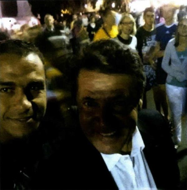 Le selfie du terroriste de Nice avec Christian Estrosi n’est pas sans rappeler la photo d’Amedy Coulibaly à l’Elysée, en 2009. A l’époque, le président Nicolas Sarkozy souhaitait « rencontrer des entreprises engagées dans l’emploi des jeunes » et avait invité dix personnes en alternance, dont le futur preneur d’otages de Vincennes. Amedy Coulibaly était alors en contrat de professionnalisation au sein de l’usine Coca-Cola de Grigny.

