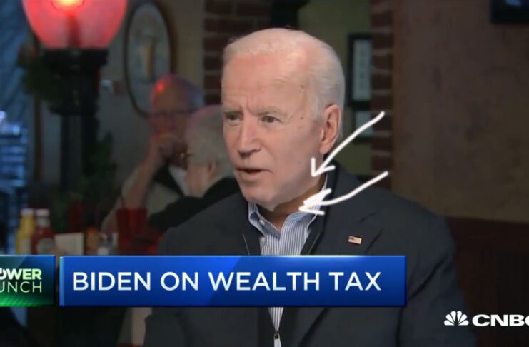 n extrait d’une interview télévisée du président américain Joe Biden a été visionnée plusieurs milliers de fois sur les réseaux sociaux. Les publications affirment que ces images prouvent que le chef d’Etat porte en réalité un masque, et serait donc incarné par un acteur. Partagées sur Facebook, X (Twitter) ou encore Tik Tok, ces publications avancent notamment que « le masque commence à se détacher, il est visible et on peut voir le renflement au niveau du menton ». Dans la séquence partagée, on peut voir l’actuel président américain répondre aux questions de journalistes. La peau sous son menton présente un contraste avec le col du vêtement qu’il porte, accentuée par une ombre qui trace le contour de son visage.