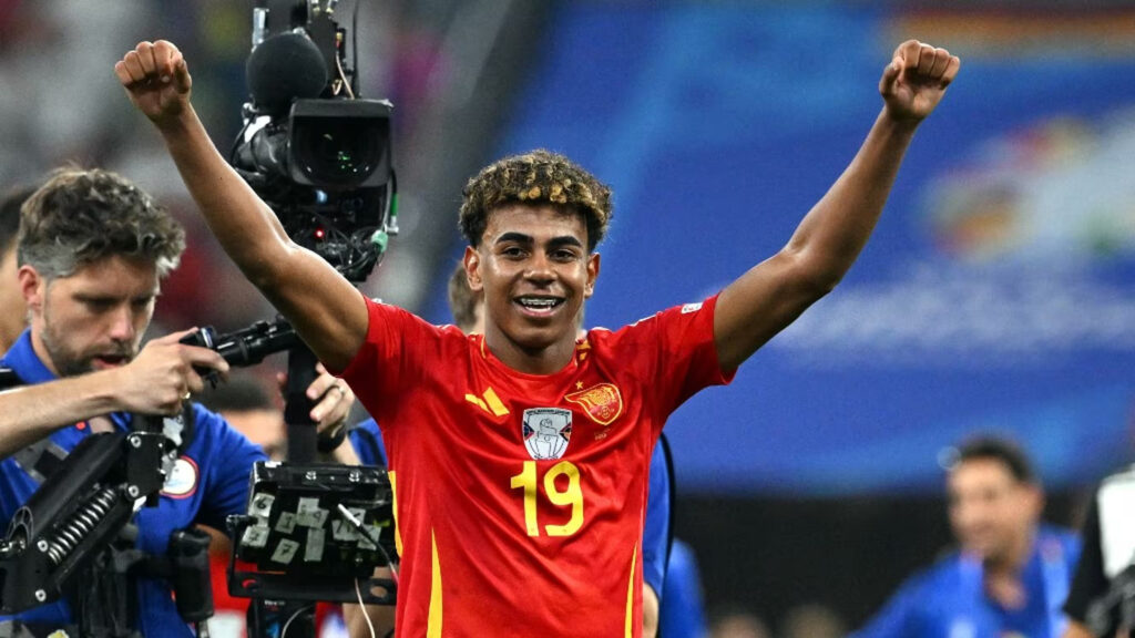 L'Espagne le méritait. Ils jouent avec un talent offensif, qui a fait défaut lors de ces Euros. Et ce jeune de 16 ans est la nouvelle superstar du football. Saluez-vous, Lamine Yamal.