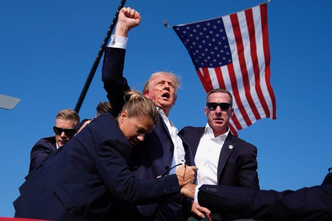 Présidentielle américaine 2024 : Trump évacué l’oreille en sang d’un meeting après des coups de feu EN CAMPAGNE•L’ancien président et candidat à l’élection américaine « est en sécurité » après avoir été légèrement touché au visage par ce qui ressemblait à des coups de feu