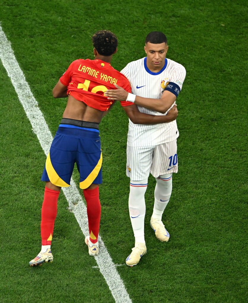 L'Espagne le méritait. Ils jouent avec un talent offensif, qui a fait défaut lors de ces Euros. Et ce jeune de 16 ans est la nouvelle superstar du football. Saluez-vous, Lamine Yamal.