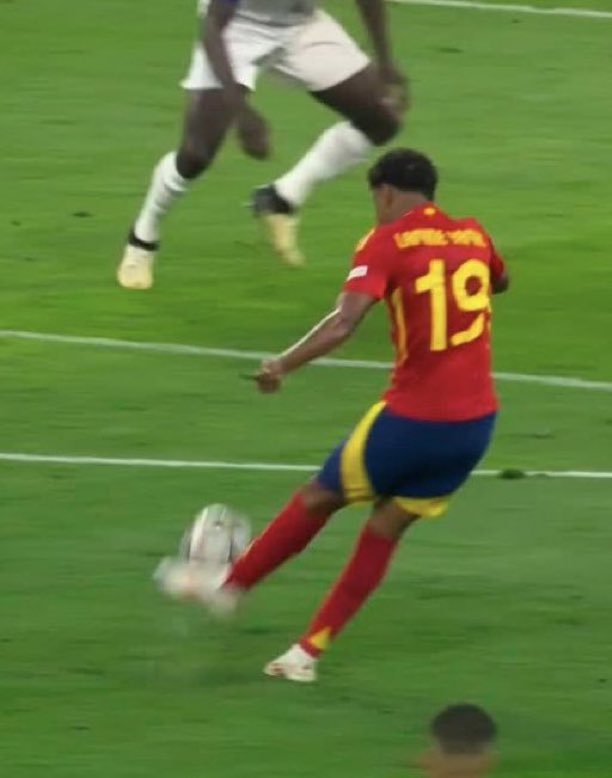 L'Espagne le méritait. Ils jouent avec un talent offensif, qui a fait défaut lors de ces Euros. Et ce jeune de 16 ans est la nouvelle superstar du football. Saluez-vous, Lamine Yamal.