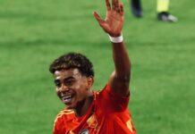 Le jeune attaquant du Barça, qui va avoir 17 ans à peine, a marqué un but exceptionnel mardi soir lors de la victoire de la Roja face à la France (2-1). L'Espagne le méritait. Ils jouent avec un talent offensif, qui a fait défaut lors de ces Euros. Et ce jeune de 16 ans est la nouvelle superstar du football. Saluez-vous, Lamine Yamal.