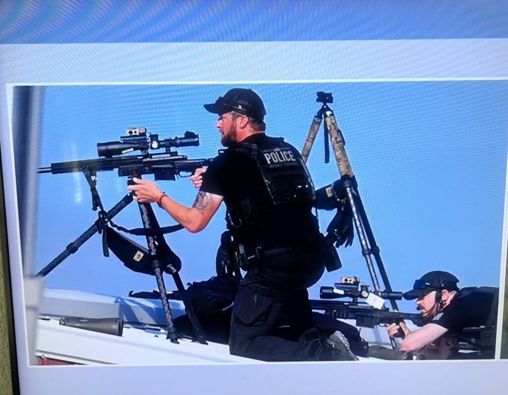 
Combien de temps les tireurs d’élite des forces de l’ordre ont-ils surveillé ce type ? Un ours qui rampait avec un fusil n'était-il pas un signe que quelque chose n'allait pas ?