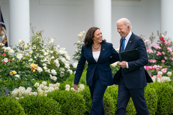 Démocrates INONDÉ de plus de 15 MILLIONS D'$ en dons dans 'réponse massive' heures après Biden abandonne la course présidentielle et approuve Kamala Harris Les démocrates ont vu plus de $15 millions de dons en moins de trois heures Les démocrates voient un flot de dons de la base et de gros donateurs tendre la main après que le président Biden ait abandonné la course présidentielle dimanche après-midi. Il a dit que c'était dans le meilleur intérêt du Parti démocrate et la nation. Dans une heure après que Biden ait publié son annonce de bombe, les démocrates ont apporté plus de $5 millions de dons, selon le suivi sur ActBlue. À la fin de trois heures dimanche après-midi, l'avalanche de dons avait grimpé à près de $16 millions en ligne et plus d'argent était encore à venir. En 20 minutes seulement, $1 millions supplémentaires ont été levés dimanche soir. On ne sait pas encore exactement où vont ces dons. Le tracker d'ActBlue comprend le total des dons, il inclurait donc le parti national, la campagne de Biden et d'autres démocrates.