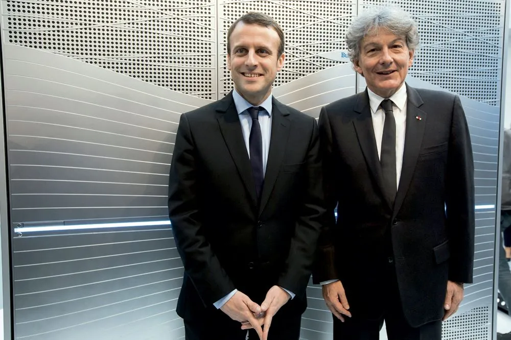 La France traverse une crise politique majeure. L’État n’est plus en mesure de contrôler son territoire. Et que dire de l’économie. Les deux tiers des Français haïssent Emmanuel Macron. Qui piétine les libertés publiques et met en place un régime néofasciste. Et pour faire bon poids il fournit à un régime en panique des missiles de croisière pour frapper le territoire de la Russie. C’est-à-dire que tranquillement il déclare la guerre à la première puissance nucléaire du monde. Le gouvernement est muet, l’ensemble de la classe politique représentée au Parlement fait de même. Pas un élu à l’exception de Dupont Aignan aucune autorité intellectuelle ou morale n’élève la voix pour s’inquiéter de l’abîme vers lequel cet homme emmène le pays.
Pour la mise en place de ce qui commence à ressembler à un régime néofasciste (même Julien Dray commence à s’inquiéter) Macron dispose d’hommes de main qui n’ont aucun scrupule. Il faut écouter l’effarant entretien donné par le commissaire européen Thierry Breton à France Télévisions, où l’intérressé vient annoncer triomphalement qu’il est arrivé à ses fins avec la mise en place d’une réglementation européenne de censure a priori sur les réseaux sociaux. Rappelons que ce personnage, quintessence du Capital endogame à la française, a été nommé à la Commission européenne en remplacement d’une autre haute fonctionnaire adepte du pantouflage gourmand, choisie par Macron mais refusée par le Parlement européen pour cause de rapports jugés trop élastiques avec la morale publique.
Breton s’est récemment signalé par des vitupérations contre les réseaux sociaux, qu’il accuse à demi-mot de véhiculer une parole d’opposition politique aux oligarchies en place. Sous prétexte de lutter « contre la haine en ligne », il décrit un dispositif destiné en fait à bâillonner toute parole dissidente. Il n’a d’ailleurs pas hésité à citer comme devant être interdits les « appels à la révolte » ! La tentation néofasciste du personnage saute aux yeux, tant dans l’attitude que dans le choix des mots. Breton, donc, a fait adopter par le Parlement européen un texte qui reprend toutes les mesures proposées naguère par Emmanuel Macron, par l’intermédiaire de l’ex-députée Laetitia Avia et de la loi dite « Avia », votée par le Parlement-Playmobil du premier mandat – et quasi intégralement censurée par le Conseil constitutionnel puisque jugée attentatoire à la Constitution et notamment à la Déclaration des droits de l’homme et du citoyen. Notre cour suprême, pourtant fort indulgente en général avec Macron, avait fait sortir l’horreur liberticide qu’était la loi Avia par la porte ; Thierry Breton la fait rentrer par la fenêtre. On en veut pour preuve cet hallucinant entretien passé à décrire tous les moyens administratifs qui permettraient d’instaurer une censure administrative a priori en piétinant tous nos principes.
La censure, nouvelle passion de la « gauche »
En France, une « gauche » minoritaire et paniquée nourrit une nouvelle passion pour la censure. Ces jours derniers plusieurs exemples de ce tropsime ont d’ailleurs fait réagir : citons la campagne contre le pluralisme avec l’affaire Geoffroy Lejeune au JDD, les déclarations de Pape Ndiaye sur Europe1 et CNews, médias « clairement d’extrême droite », ou encore les provocations du « philosophe » Geoffroy de Lagasnerie, qui affirme que la pensée de droite n’existe pas.
Il est malheureusement nécessaire une fois de plus de rappeler que la conflictualité est inhérente au politique et qu’elle s’exprime et se résout dans l’espace public. Le propre d’un cadre normatif dans un système démocratique est justement de permettre le débat et l’affrontement des opinions, le juge de paix étant l’élection. L’application de ces principes est de plus en plus problématique pour les blocs oligarchiques au pouvoir dans les pays occidentaux. On y revendique et brandit les « valeurs démocratiques » comme étant universelles, mais on s’efforce par tous les moyens de faire taire les paroles dissidentes. Une tâche rendue plus compliquée par l’existence des réseaux sociaux, plateformes qui ont réalisé une véritable révolution en donnant une parole en temps réel au plus grand nombre, ce qui est quand même, qu’on le veuille ou non, un progrès démocratique. Cette parole charrie comme toujours le pire et le meilleur, et il est quand même inquiétant de voir qu’en France, le pouvoir d’État réagisse comme il le fait avec une succession de lois liberticides. La loi Avia, à juste titre censurée, n’avait été qu’un avatar d’une entreprise d’encadrement mise en œuvre depuis l’arrivée d’Emmanuel Macron, dont l’absence de culture démocratique impose de rappeler que la démocratie est fondée sur l’égalité de n’importe qui avec n’importe qui. Et que l’accès à l’expression et au débat du plus grand nombre ne devrait pas être considéré comme un danger.
À la fin du XIXe siècle, lorsque la IIIe République fut suffisamment bien établie, et afin de garantir le respect de la Déclaration des droits de l’homme et du citoyen, fut adoptée une loi de protection de la liberté d’expression. Parmi ses principes figurait celui que cette liberté fondamentale pouvait être limitée si nécessaire par la loi, mais dès lors que les restrictions étaient strictement proportionnées à l’objectif d’intérêt général poursuivi et que le contrôle de ce nécessaire équilibre n’appartenait qu’au Juge. La loi sur la presse de 1881 fonctionne depuis presque 140 ans, et jusqu’à présent, on pouvait considérer que la liberté d’expression existait dans notre pays. Malheureusement, depuis le mandat de François Hollande et maintenant d’Emmanuel Macron, la France a dégringolé dans les classements internationaux de la liberté de la presse, « la patrie des droits de l’homme » se trouvant aujourd’hui à la 34e place sur 180…
Thierry Breton, autocrate assumé
Après la Deuxième Guerre mondiale, un encadrement juridique destiné à garantir l’indépendance, le pluralisme et la transparence de la presse nationale avait été adopté. Il a été soigneusement détruit, et aujourd’hui la presse audiovisuelle et écrite est entièrement entre les mains de l’oligarchie. L’îlot du service public n’y échappe pas, puisqu’il est au service du pouvoir politique mis en place par cette même oligarchie avec le coup d’État judiciaire de 2017. L’existence d’une expression dissidente via les réseaux sociaux est donc considérée comme insupportable, et les agents du pouvoir multiplient les tentatives pour la faire taire.
Le texte présenté par Thierry Breton contient un certain nombre d’horreurs et la première d’entre elles est relative au fait que c’est l’autorité administrative qui désormais décidera de ce que l’on peut dire ou ne pas dire sur les réseaux. Une équipe de flics de la pensée aux ordres de ce nouveau ministre de la Vérité pourra sommer n’importe quel site, quelle que soit sa taille, de supprimer dans les 24 heures des textes qu’elle juge contraire à la loi. La défaillance dans la suppression immédiate pourra être sanctionnée, par l’interdiction dans le pays considéré et pour ce qui nous concerne la France. Il est clair que les grandes plates-formes comme Facebook, YouTube ou Twitter vont non seulement poursuivre leur censure a priori qui existe déjà, mais pourraient aussi, par précaution, déférer à toutes les demandes de suppression émanant des officines européennes opaques. Elon Musk souhaite faire de Twitter, qu’il a racheté, un espace de libre expression ; Thierry Breton, tout à sa pulsion néofasciste, en a fait une de ses cibles principales. Le système d’intimidation ainsi adopté n’est pas destiné à « lutter contre la haine », mais bien à réprimer la liberté d’expression en ligne. Le commissaire européen a tranquillement assimilé à des messages de haine les appels à la révolte. Rappelons encore une fois qu’il s’agit là des mesures contenues dans la loi Avia, démantibulée par la décision du Conseil constitutionnel, dont le projet de Breton est un décalque.
Toute cette entreprise n’est que le prétexte pour mettre les réseaux au pas. Et n’oublions pas que le pouvoir d’Emmanuel Macron est dès le départ un pouvoir minoritaire. Cette minorité est parfaitement assumée, mais a pour conséquence – indispensable à son propre maintien – d’avoir conduit à une dérive autoritaire qui a pris des proportions plus qu’inquiétantes. L’usage de la police et de la justice contre les Gilets jaunes et les autres mouvements sociaux, les grands médias complètement enrégimentés et la destruction méthodique de la liberté d’expression sont les armes utilisées par Emmanuel Macron pour mettre en œuvre sa feuille de route. Et cette fois-ci, face aux principes fondamentaux de la République française qui s’y opposent, on utilise l’Union Européenne et la violation de notre souveraineté pour les contourner et mettre en place un système autocratique dont Thierry Breton est l’un des gardes-chiourme.
S’y opposer est un devoir. Avant qu’il ne soit trop tard .