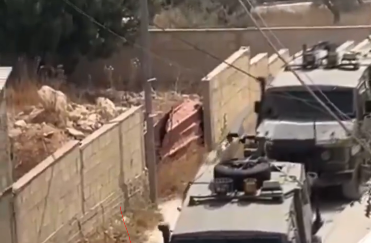 Les forces d'occupation israéliennes attachent un jeune Palestinien blessé à un véhicule militaire. La scène dans le camp de Jénine, dans le quartier de Jabriyat en Cisjordanie, où il n’y a pas de Hamas, pas de missiles, pas de tunnels et pas de soldats « kidnappés ». En Cisjordanie, l’occupation a arrêté 9 500 personnes depuis le 7 octobre sans procès, et elles sont soumises aux pires formes de torture et d’oppression.
